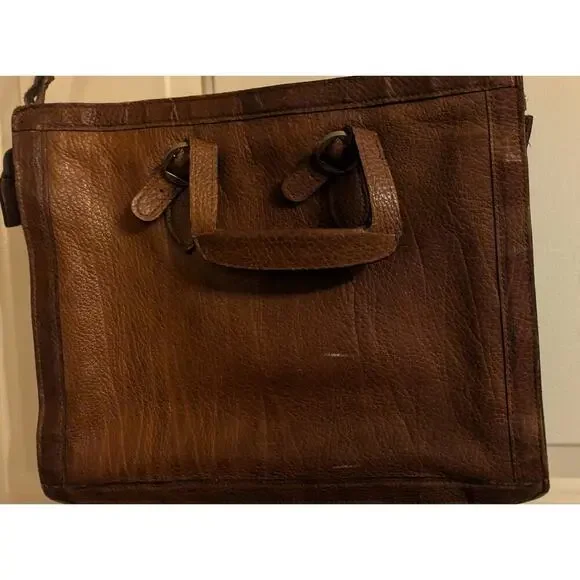 Vintage brown leather messenger bag by Diana. Two separate zip compartments, - Picture 4 of 13